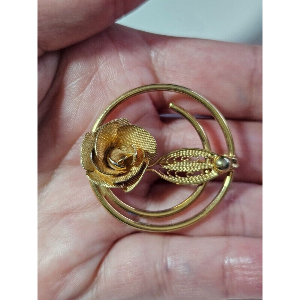 Vintage Sarah Coventry gold tone circular brooch